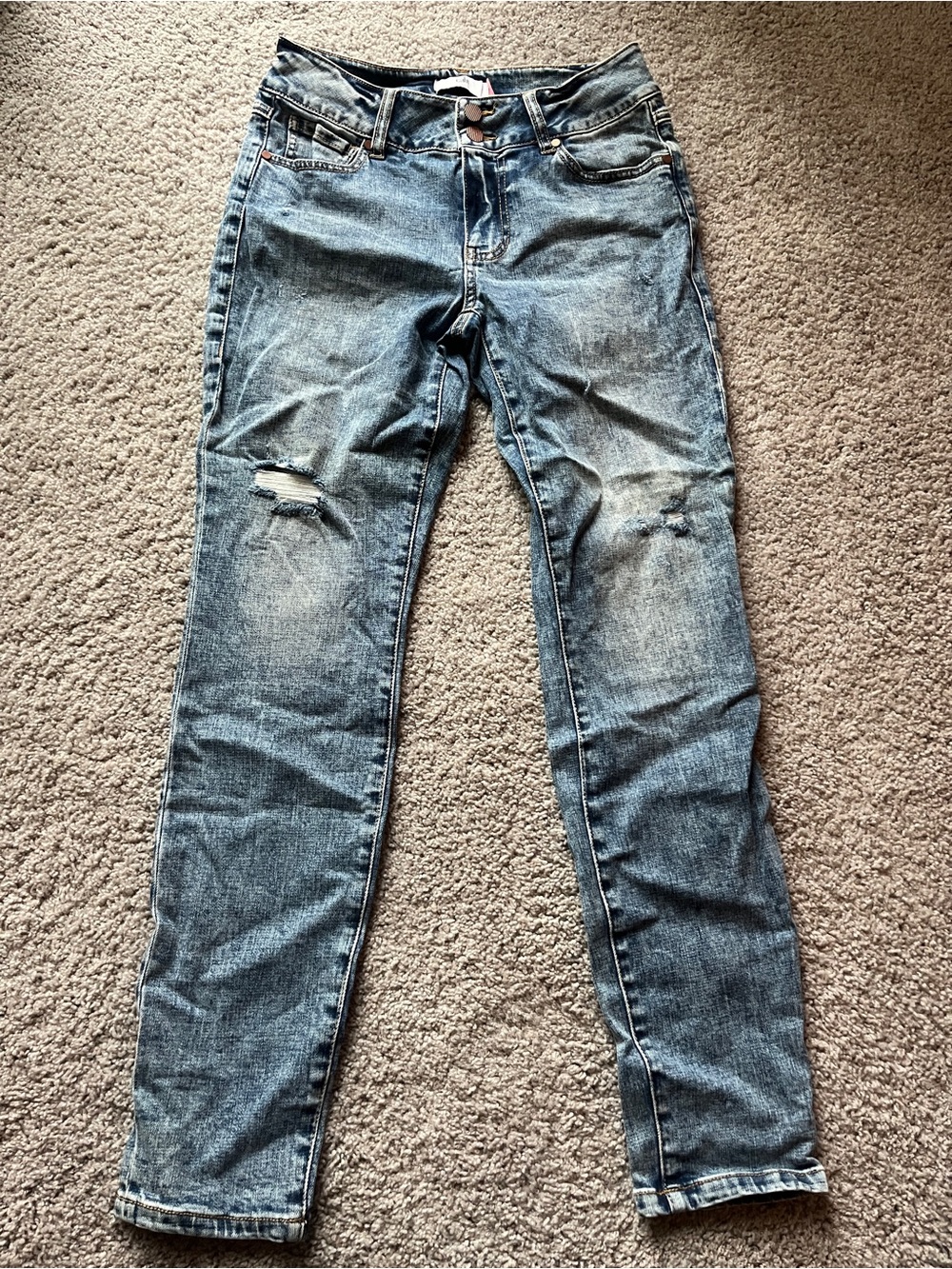 NEW Cabi - Cinch Skinny 6 Distressed Skinny Jeans in Medium Blue